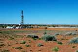 Mining Photo Stock Library - oil and gas drill rig in the desert.  shot from a distance to show soil,  vegetation and harsh environment. ( Weight: 1  New Image: NO)