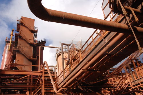 Conveyor and high pressure pipes at alumina refinery - Mining Photo Stock Library