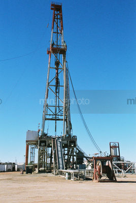Oil and gas drill rig derrick in the desert - Mining Photo Stock Library